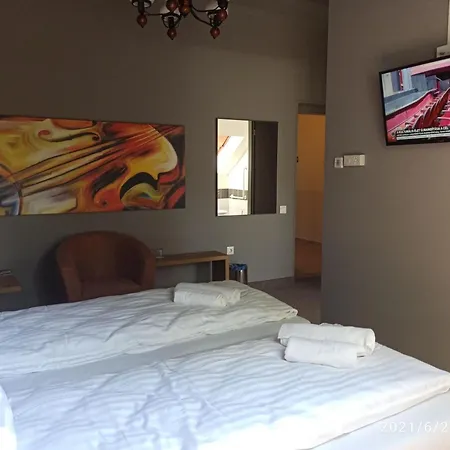 Svájci Lak Panzió * Nyíregyháza
